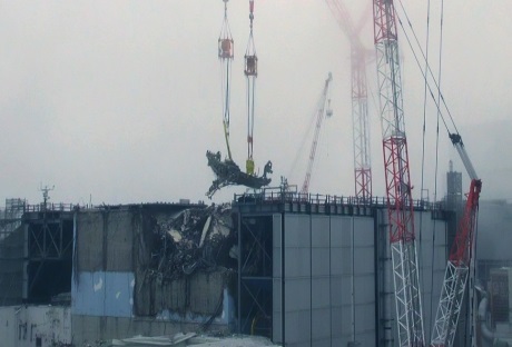 Fukushima Daiichi 3 refueling machine removal - 460 (Tepco)